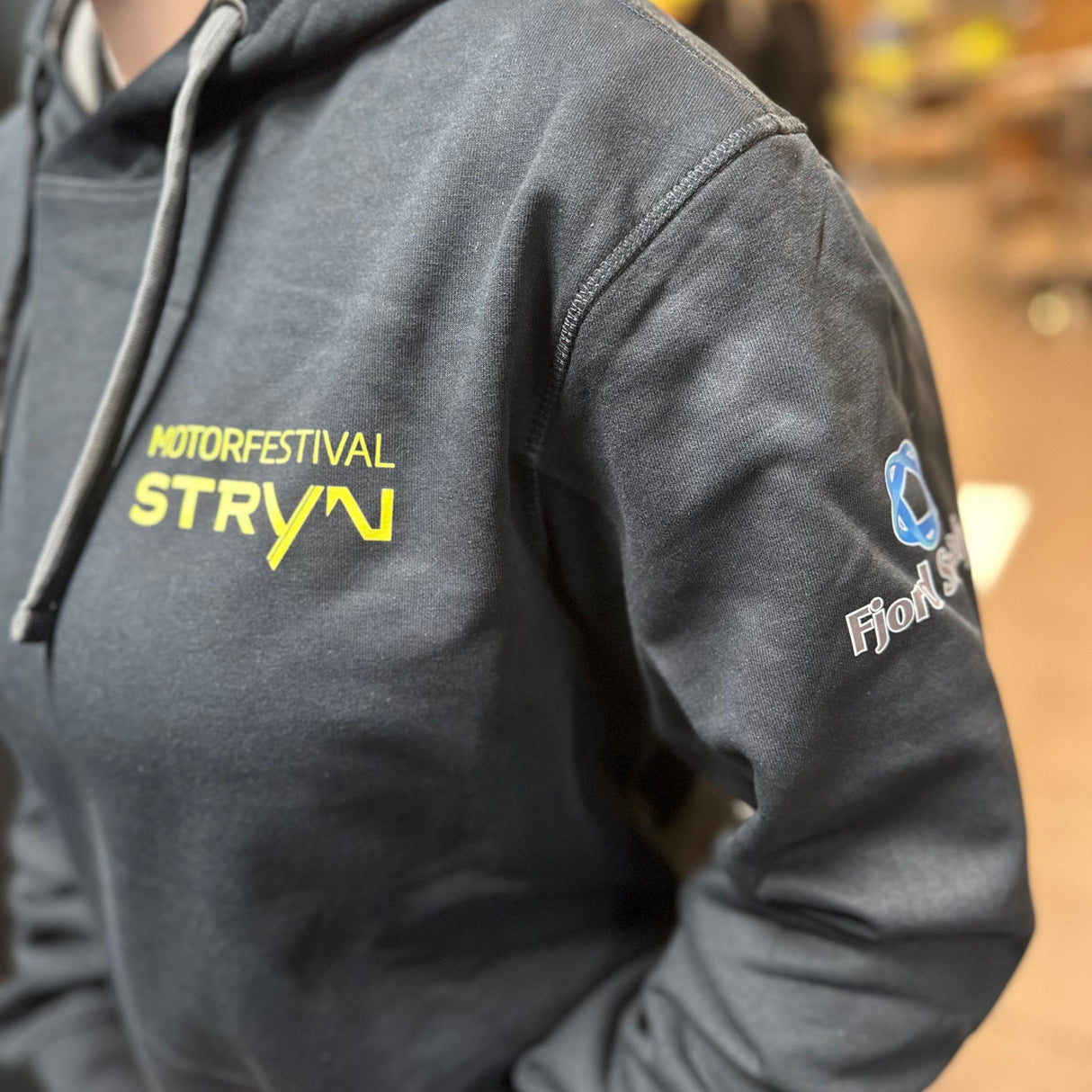 Hettegenser Motorfestival Stryn - gult merke