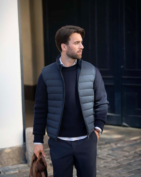 Avalon Vest Nimbus Men – Marineblå – modellbilete